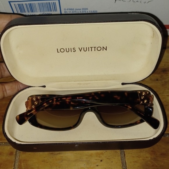 Louis Vuitton women's tortoise sunglasses - Picture 8 of 8